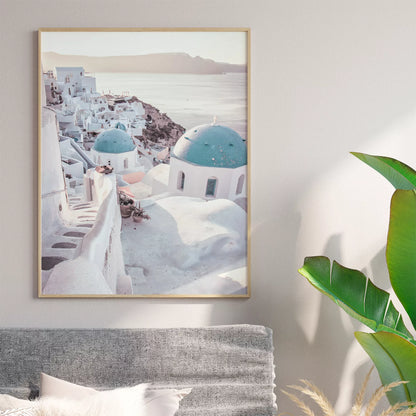 サントリーニ島の白壁の街並みと青いドームの教会、エーゲ海の景色