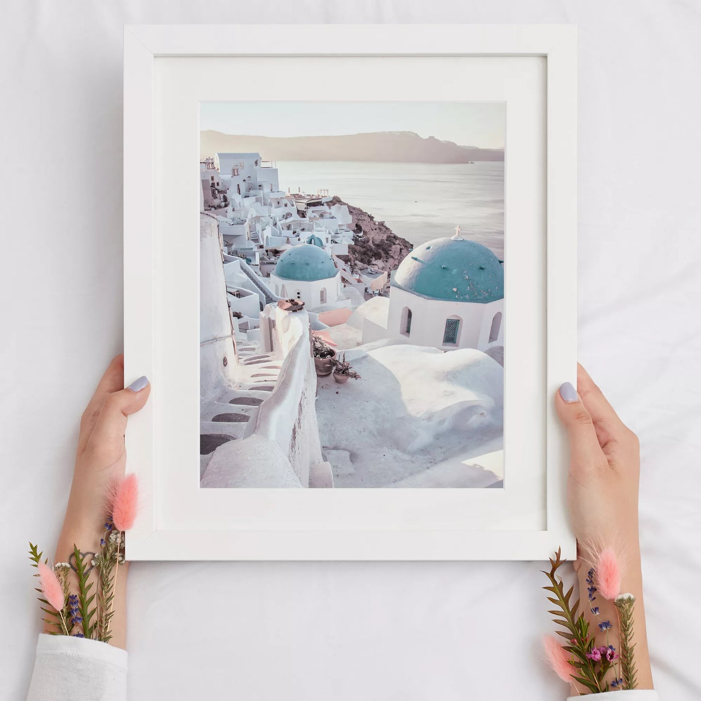 サントリーニ島の白壁の街並みと青いドームの教会、エーゲ海の景色