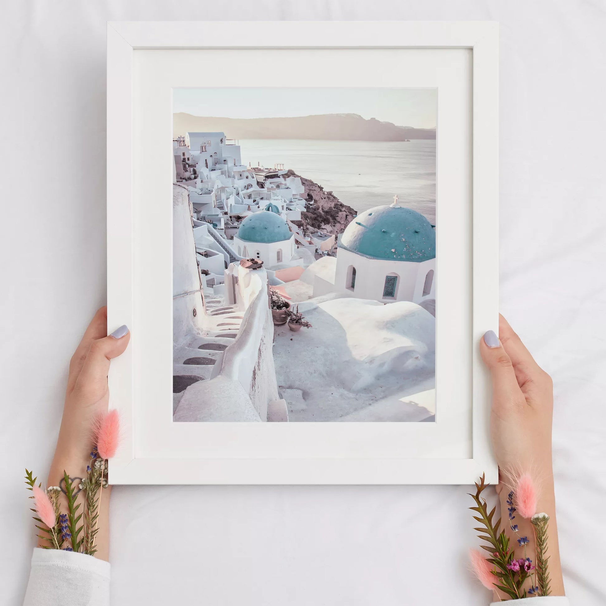 サントリーニ島の白壁の街並みと青いドームの教会、エーゲ海の景色