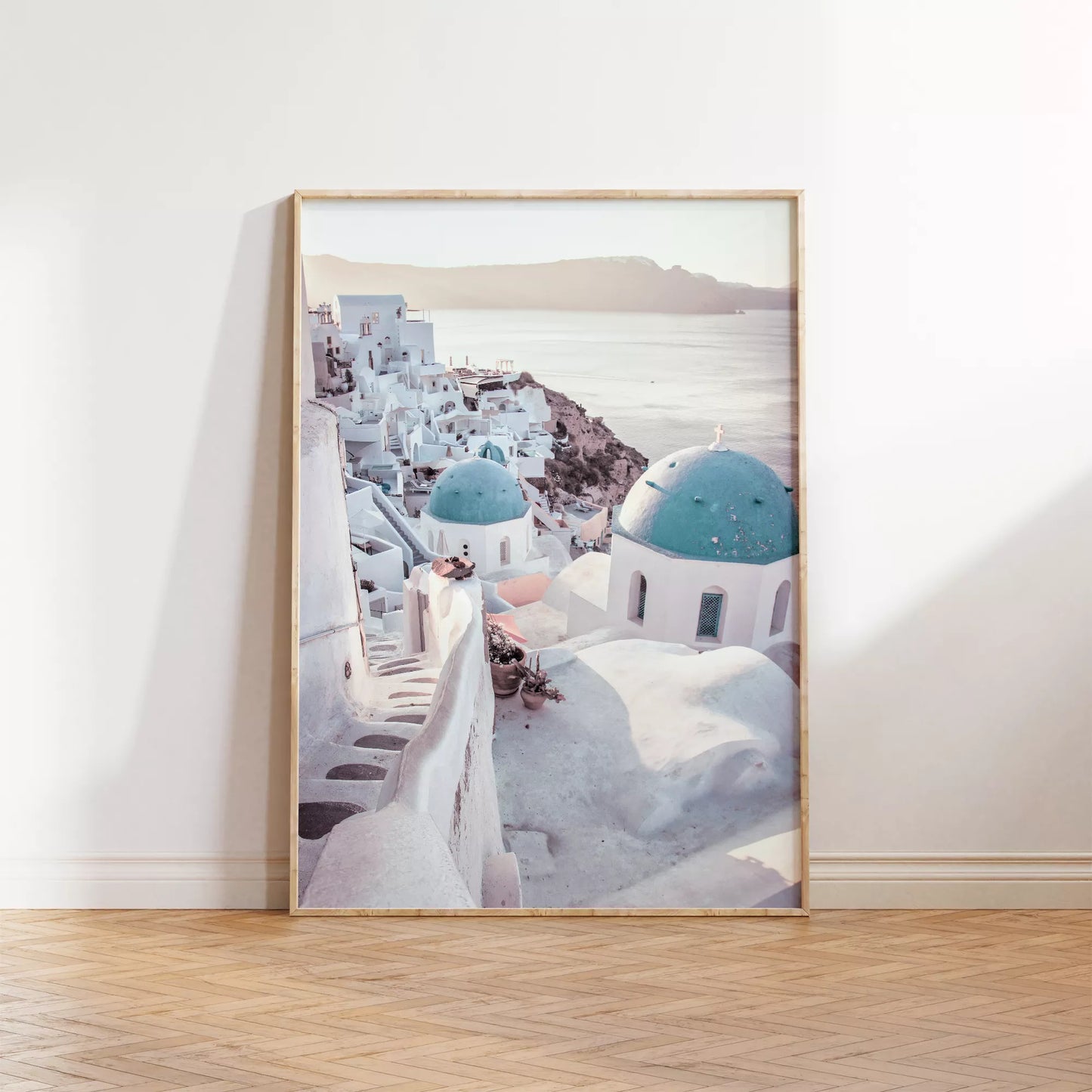 サントリーニ島の白壁の街並みと青いドームの教会、エーゲ海の景色