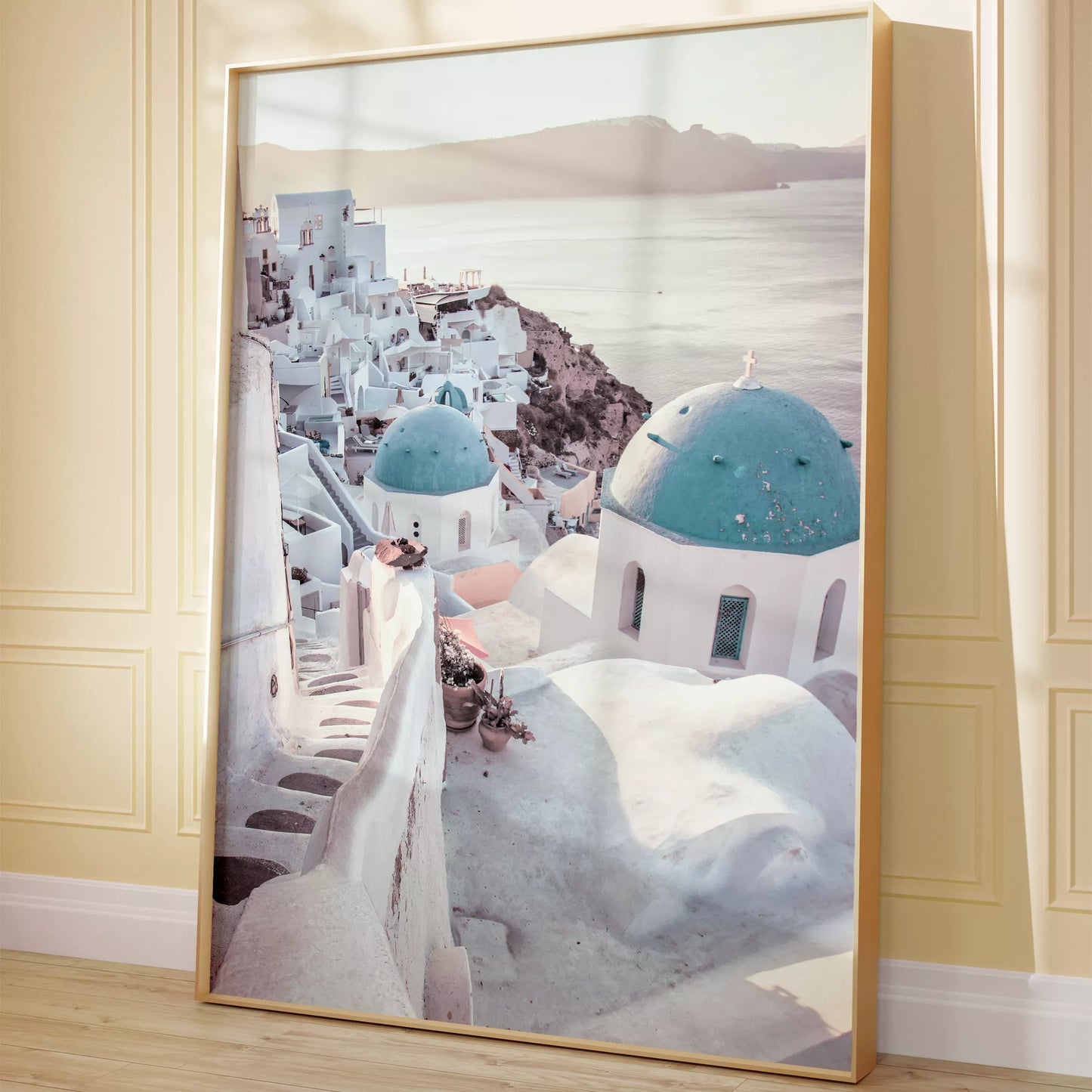 サントリーニ島の白壁の街並みと青いドームの教会、エーゲ海の景色