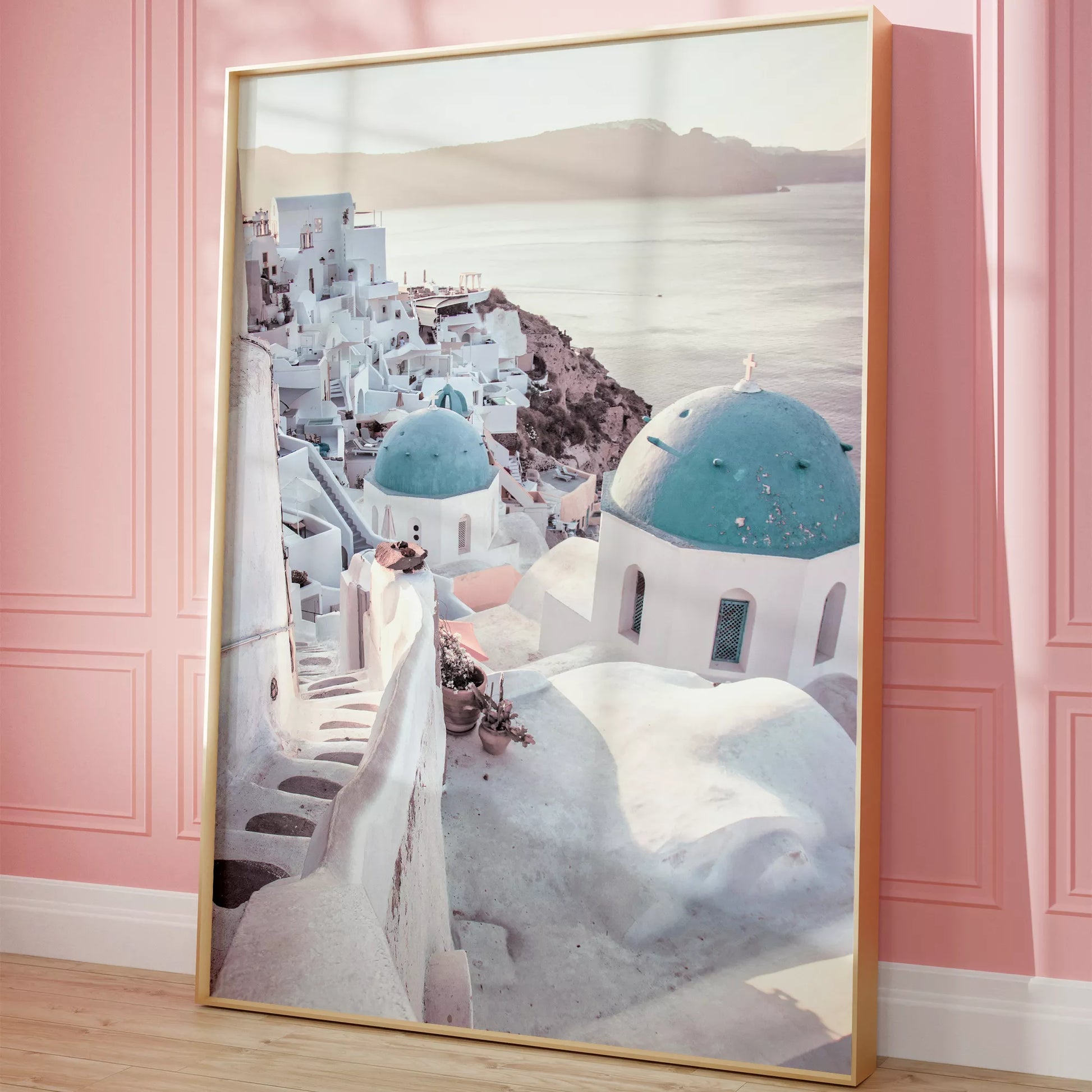 サントリーニ島の白壁の街並みと青いドームの教会、エーゲ海の景色