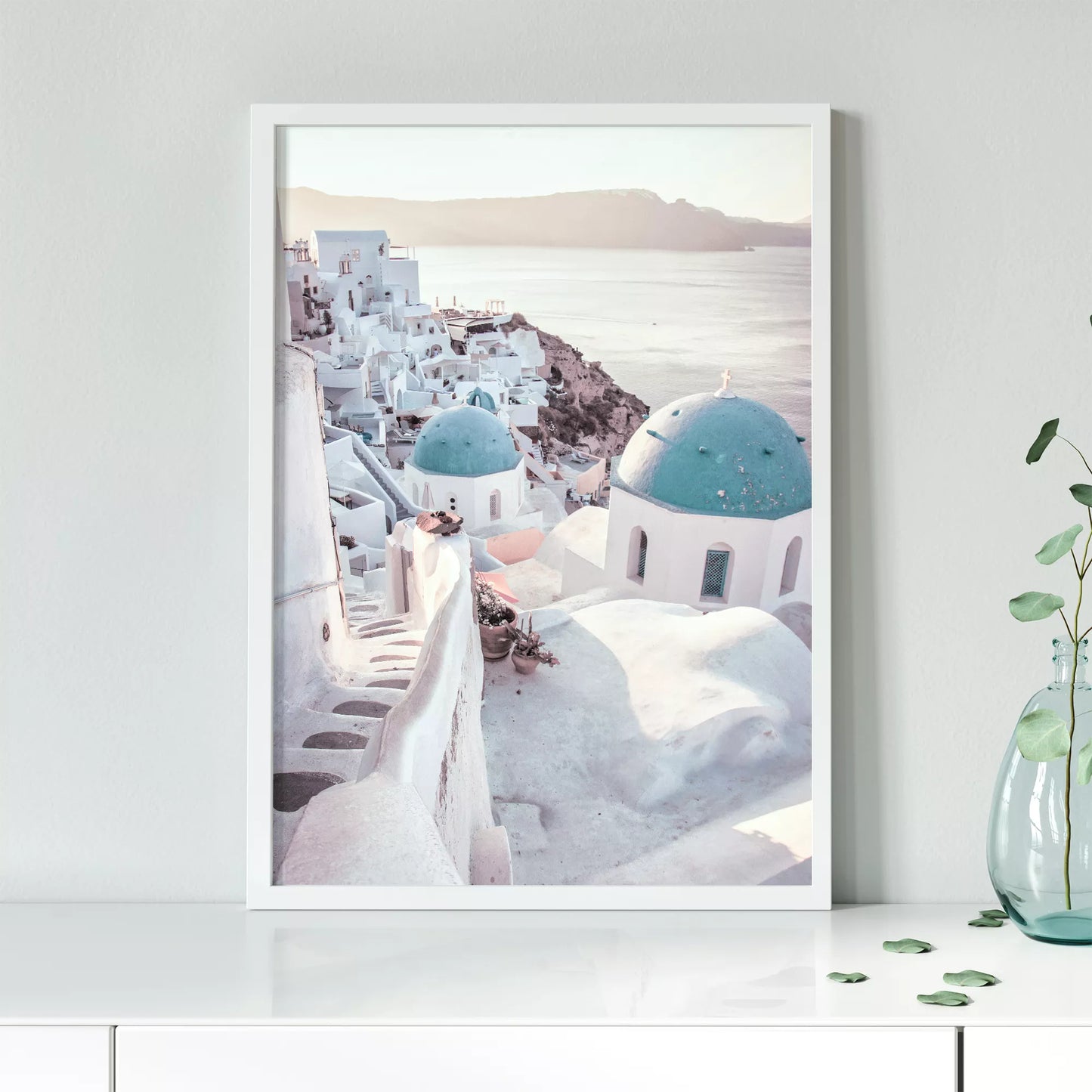 サントリーニ島の白壁の街並みと青いドームの教会、エーゲ海の景色