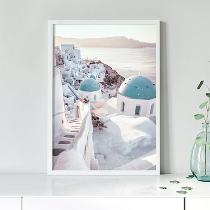 サントリーニ島の白壁の街並みと青いドームの教会、エーゲ海の景色