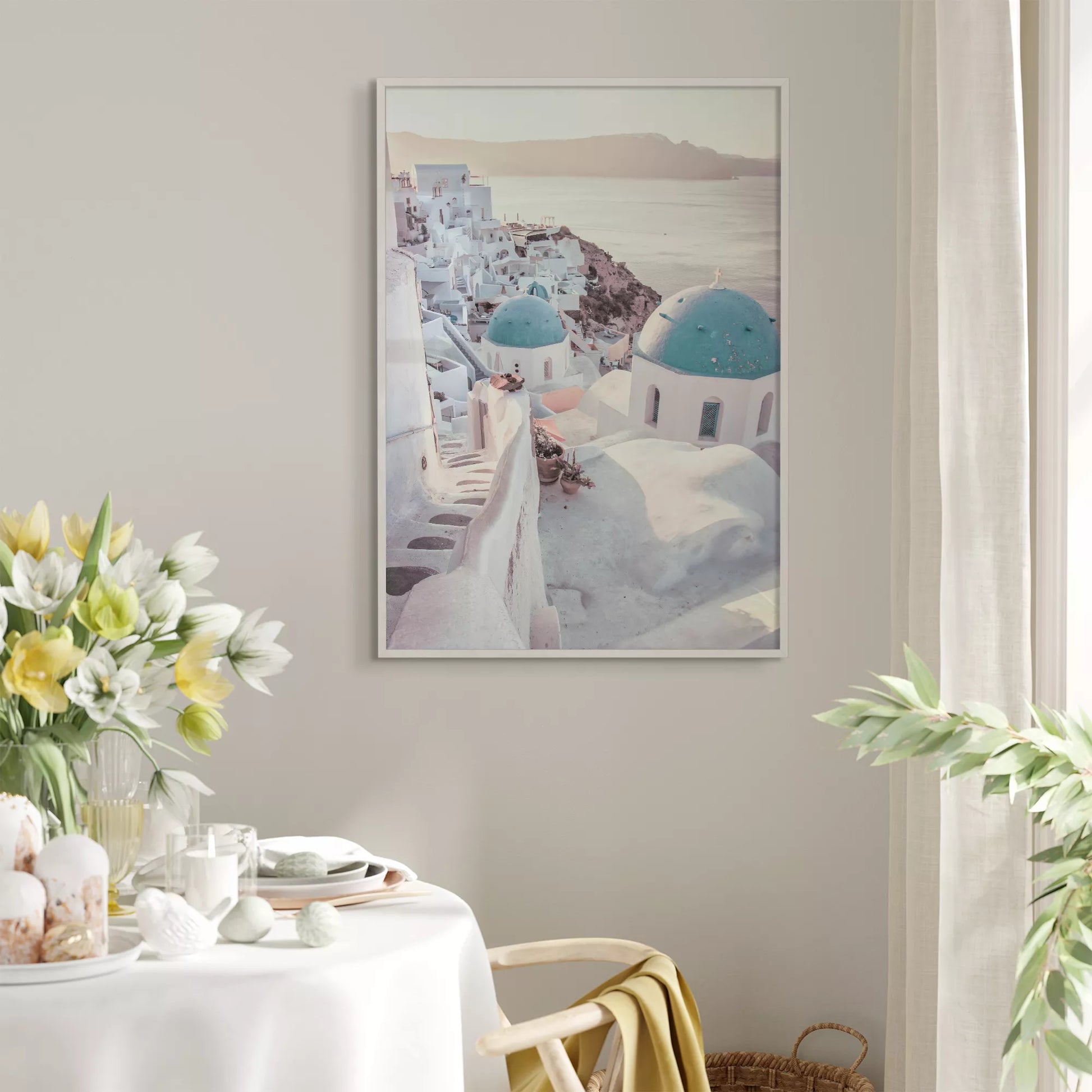 サントリーニ島の白壁の街並みと青いドームの教会、エーゲ海の景色