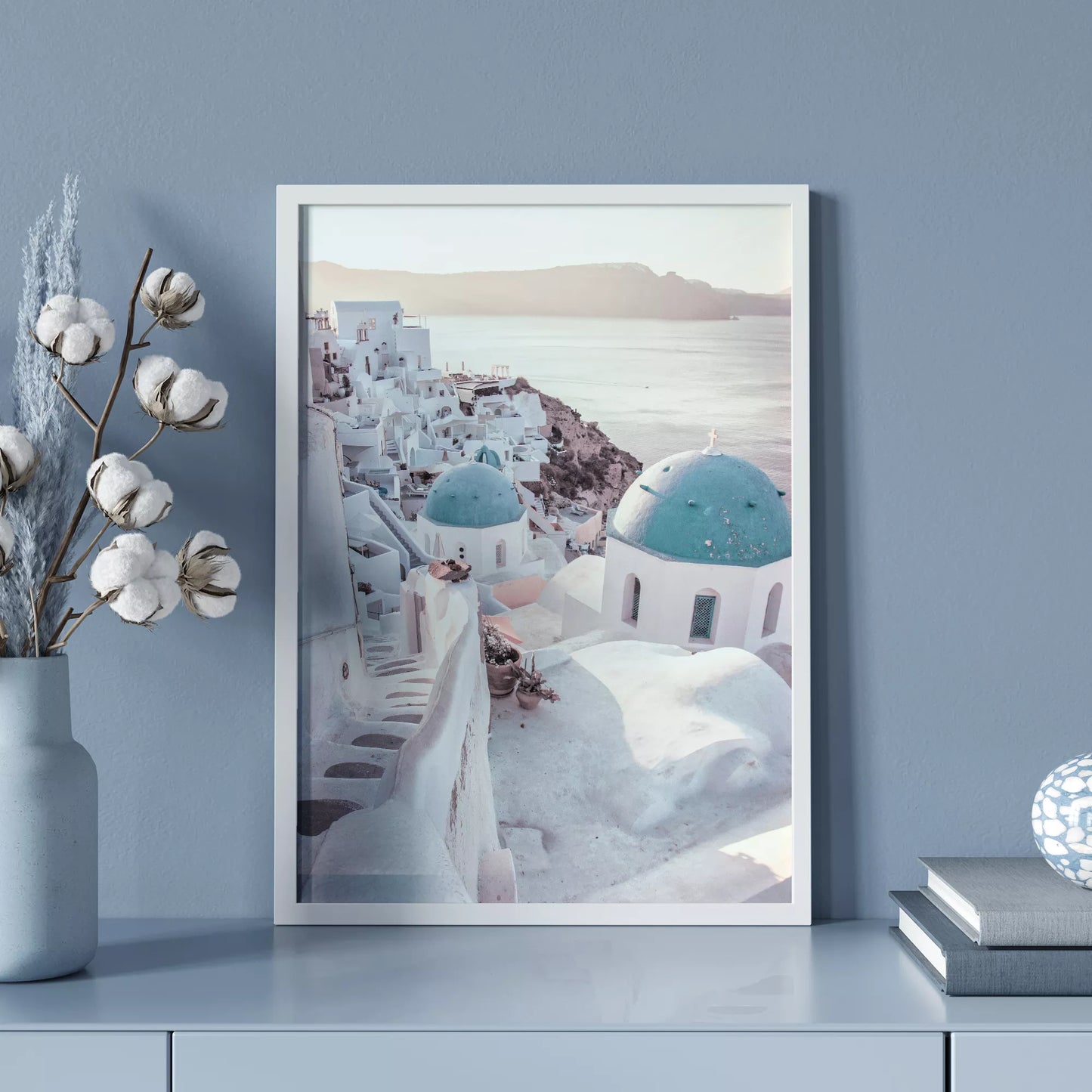 サントリーニ島の白壁の街並みと青いドームの教会、エーゲ海の景色