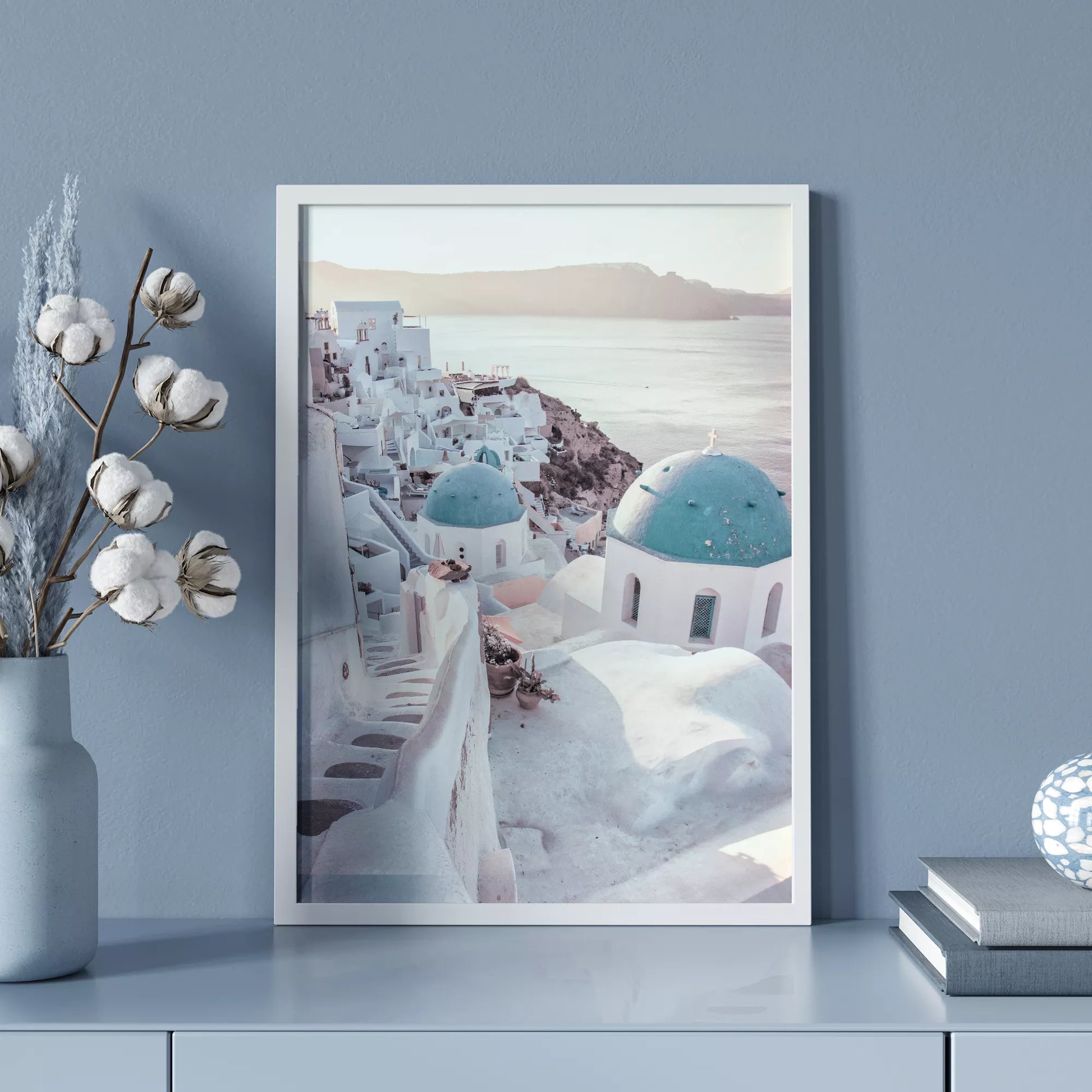 サントリーニ島の白壁の街並みと青いドームの教会、エーゲ海の景色