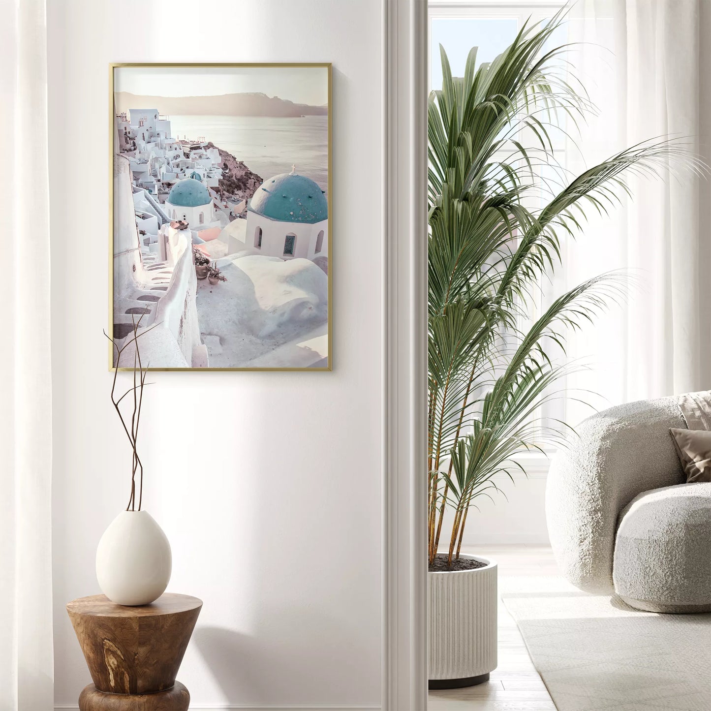 サントリーニ島の白壁の街並みと青いドームの教会、エーゲ海の景色