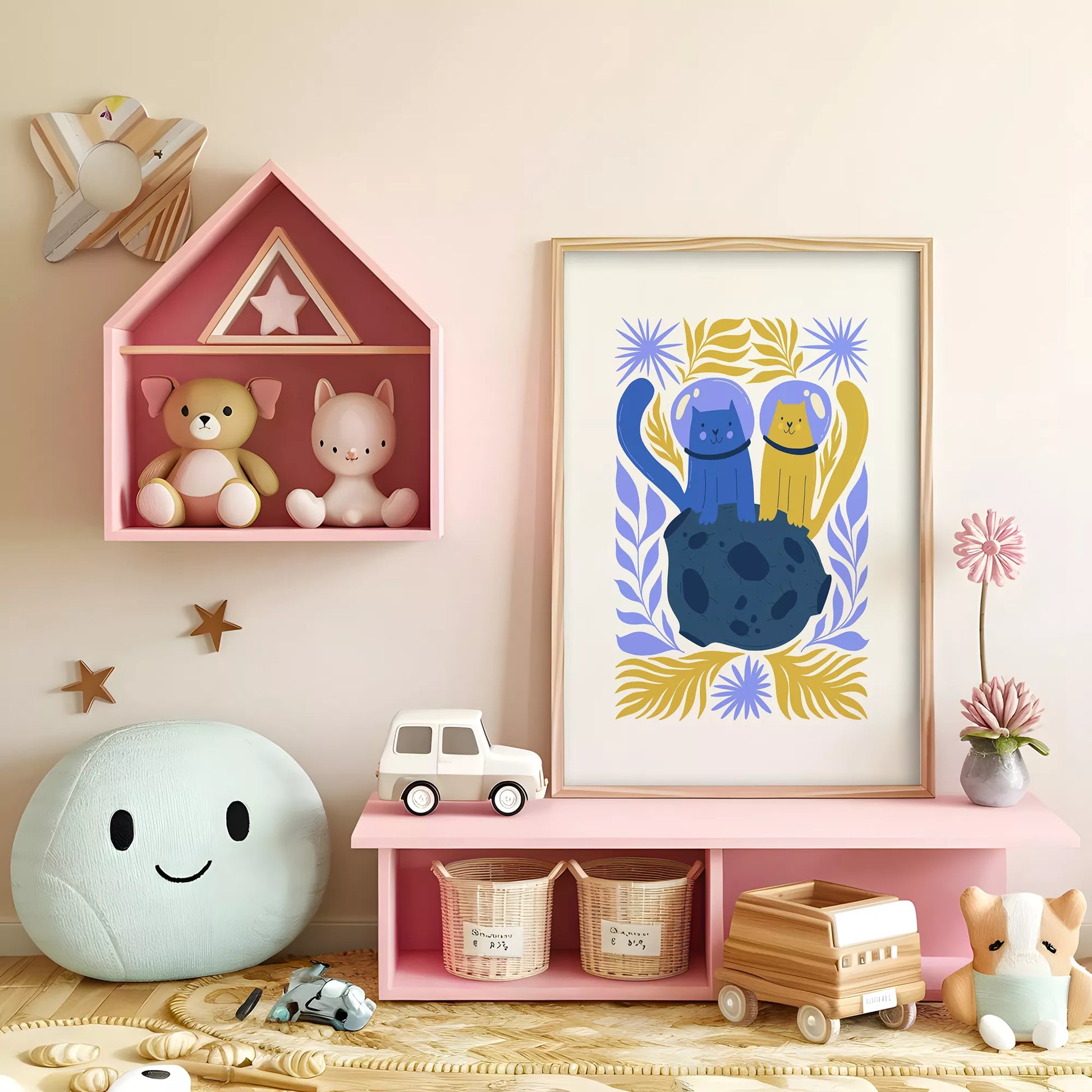  宇宙飛行士の猫2匹が月面で友情を育むボタニカル装飾の子供部屋用アートポスター