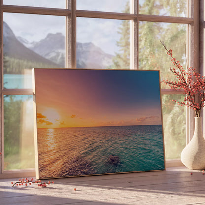山の見える窓辺に立てかけ、赤い実の枝を添えた夕日の海のアートポスター