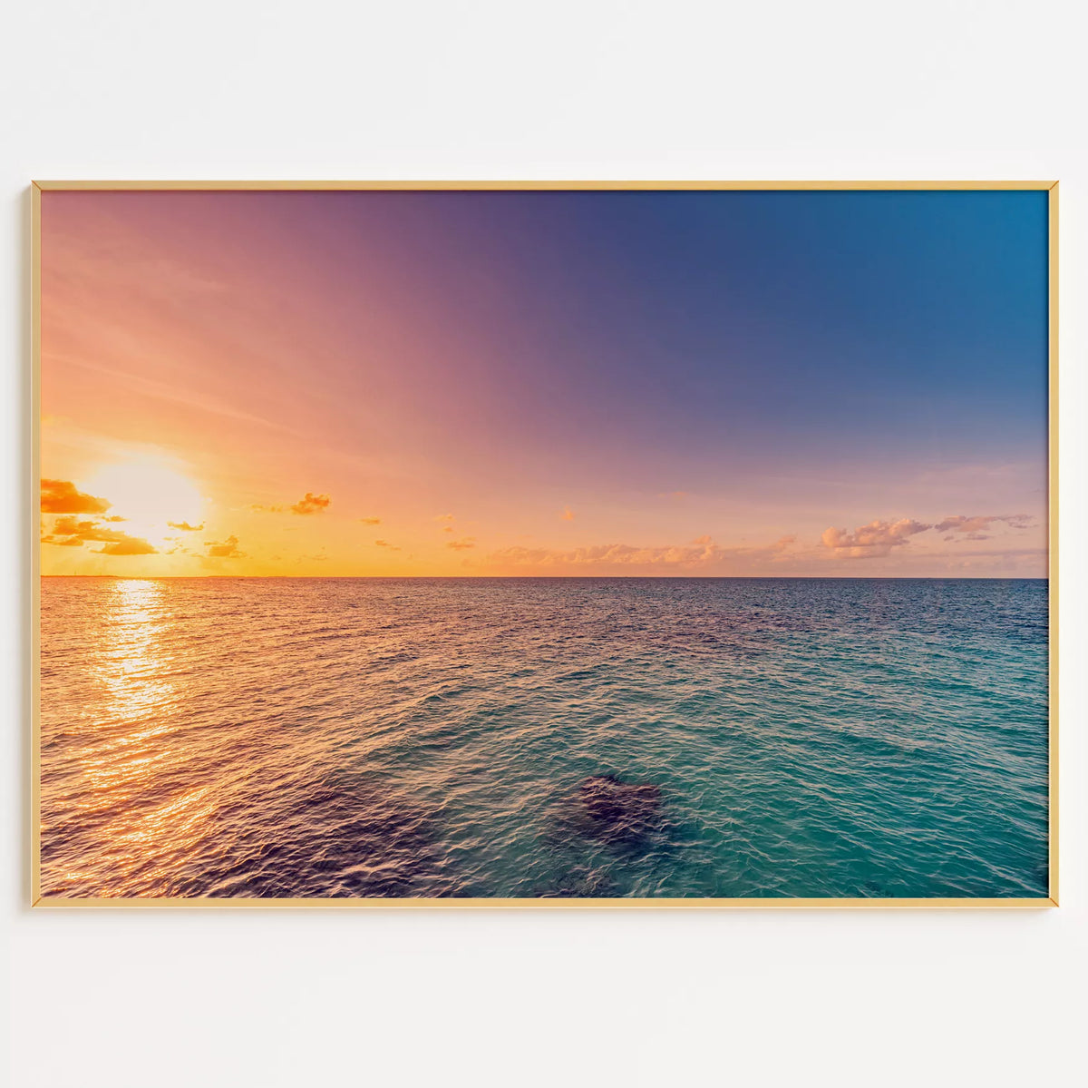 水平線に沈む夕日が海面を照らし、オレンジから深い青へ空が移ろう風景写真のアートポスター