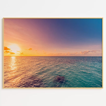 水平線に沈む夕日が海面を照らし、オレンジから深い青へ空が移ろう風景写真のアートポスター