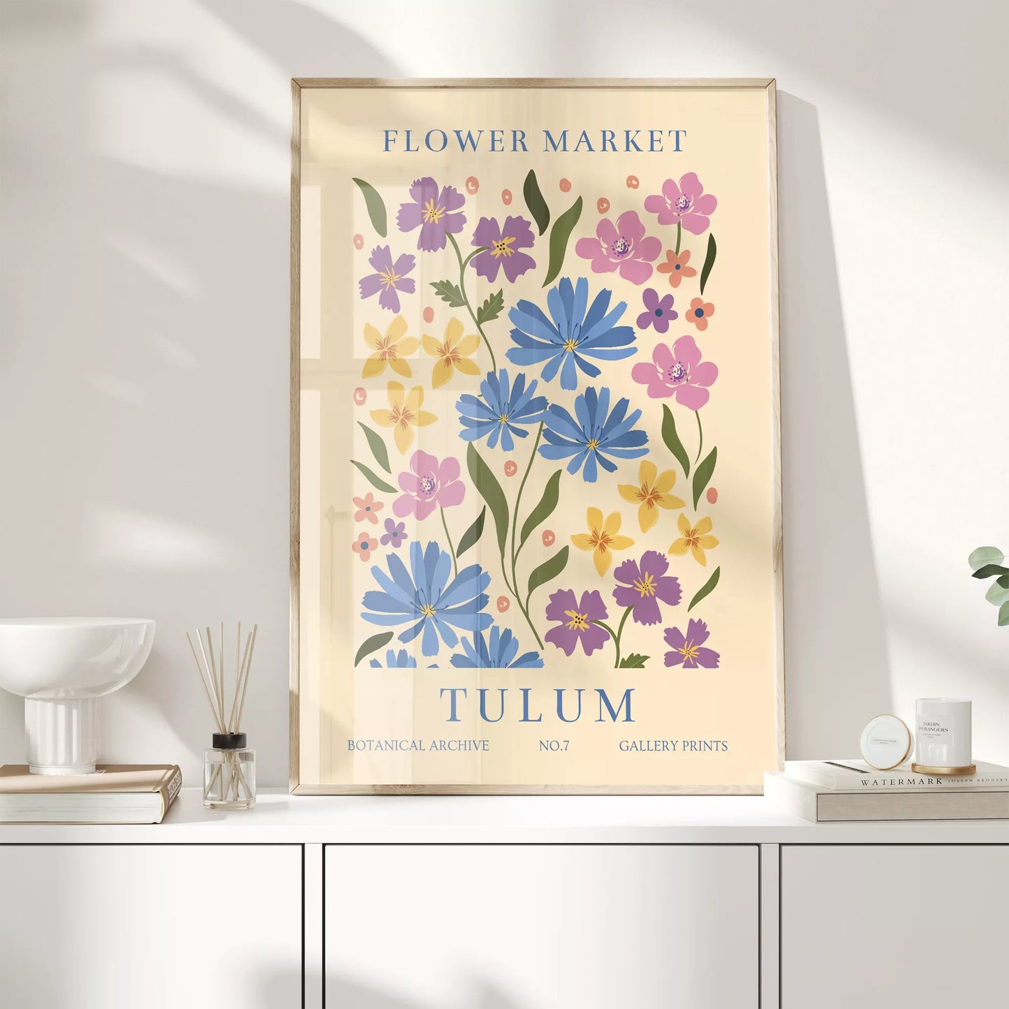 チュラムの花市場をイメージした青、紫、ピンクの花々が描かれたボタニカルアートポスター