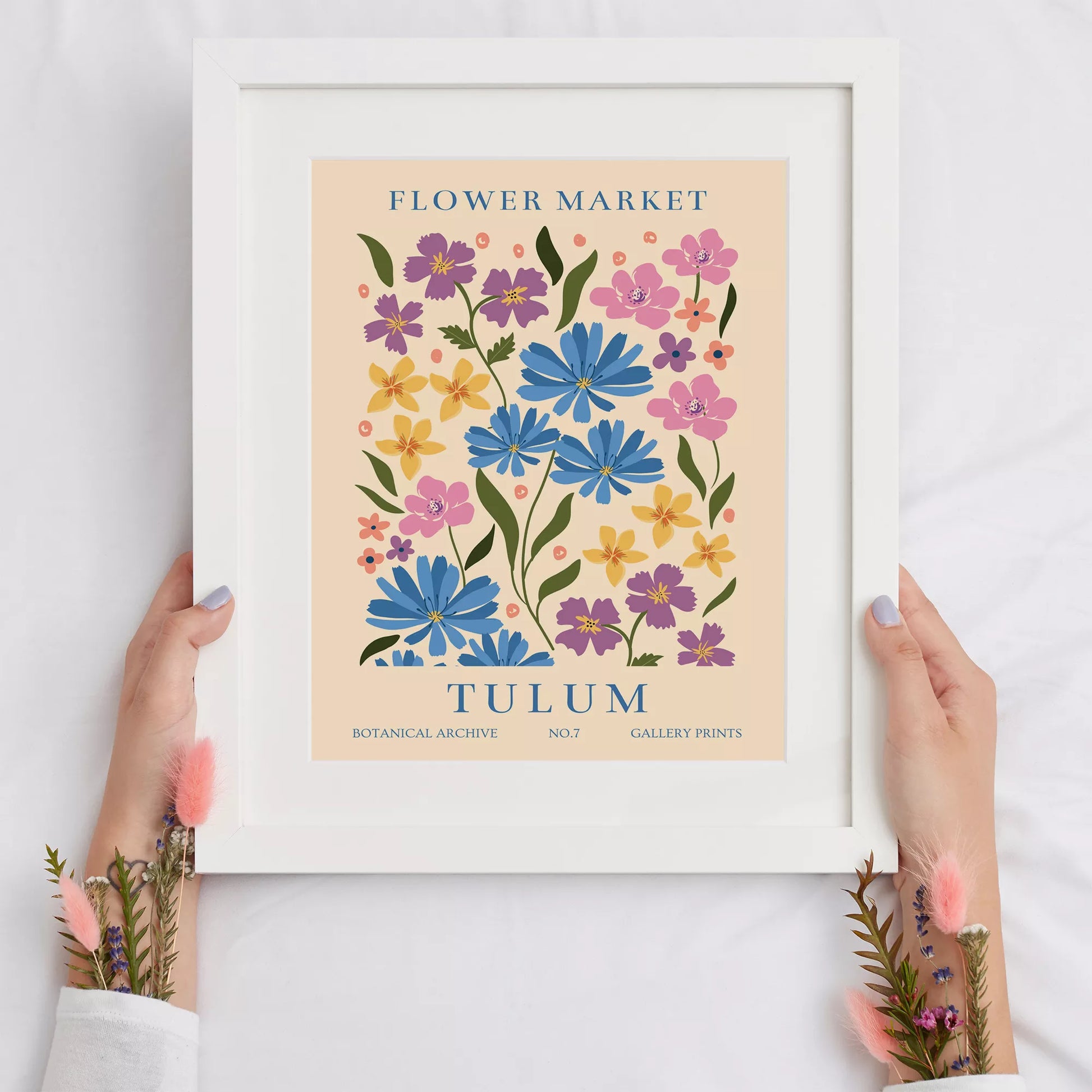 チュラムの花市場をイメージした青、紫、ピンクの花々が描かれたボタニカルアートポスター