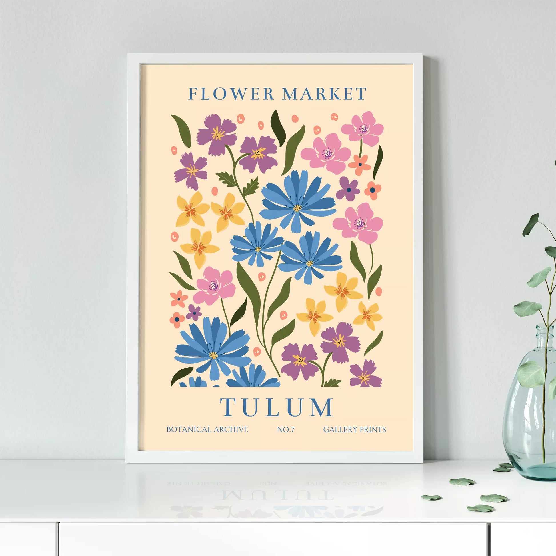 チュラムの花市場をイメージした青、紫、ピンクの花々が描かれたボタニカルアートポスター