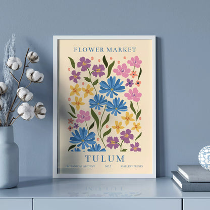 チュラムの花市場をイメージした青、紫、ピンクの花々が描かれたボタニカルアートポスター