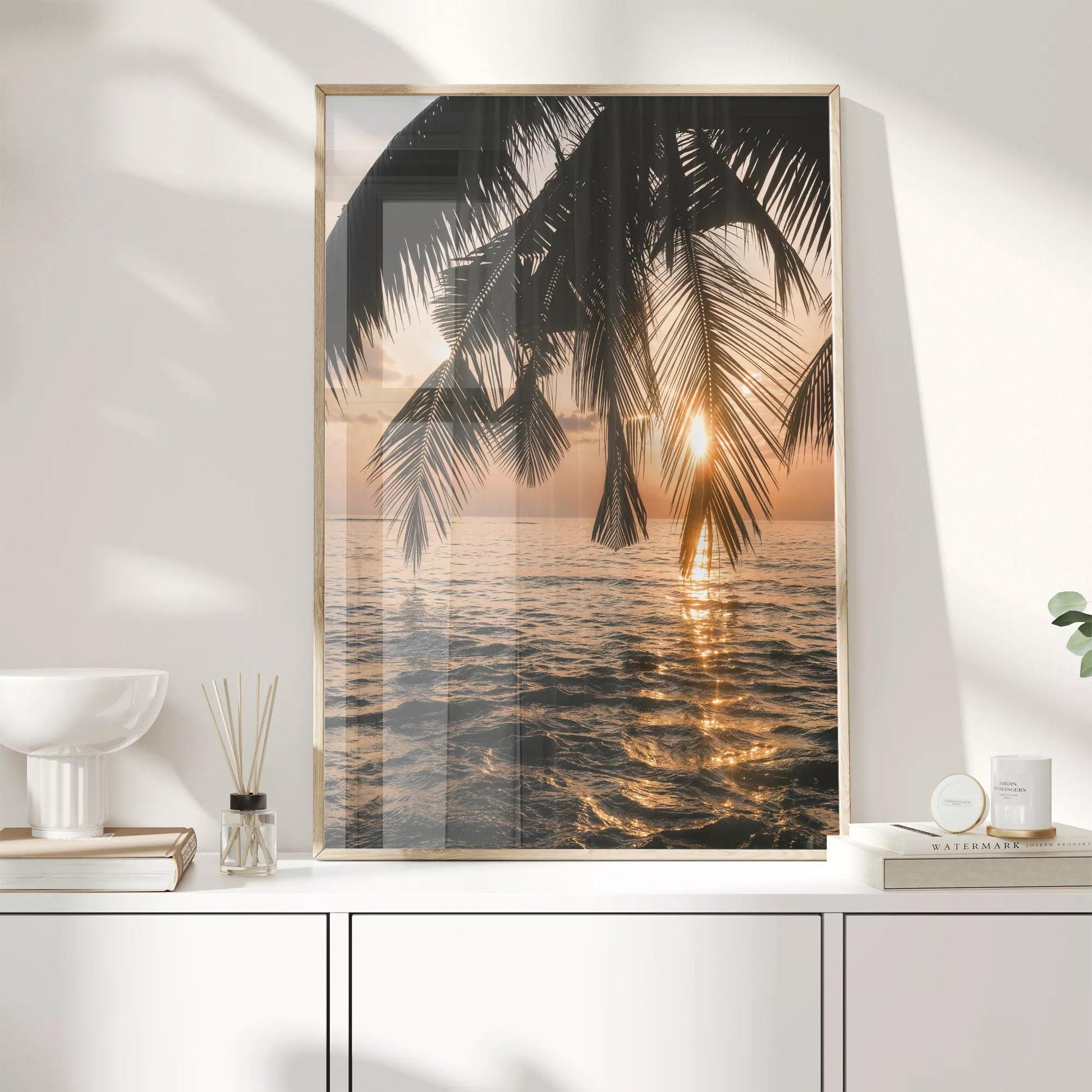 トロピカルなサンセットビーチのヤシの木のシルエット写真、海に沈む夕日の美しい風景