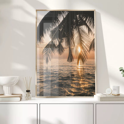 トロピカルなサンセットビーチのヤシの木のシルエット写真、海に沈む夕日の美しい風景