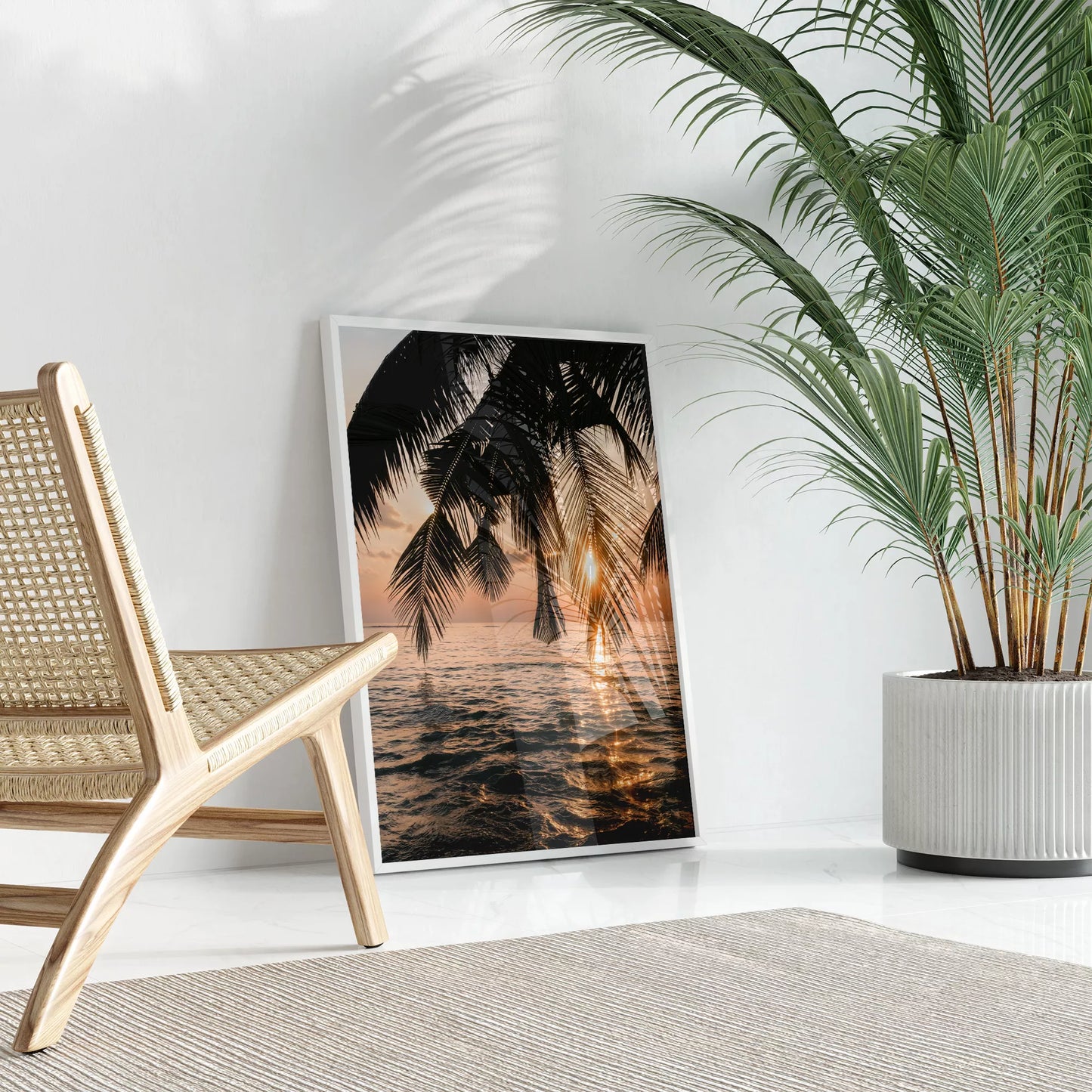 トロピカルなサンセットビーチのヤシの木のシルエット写真、海に沈む夕日の美しい風景