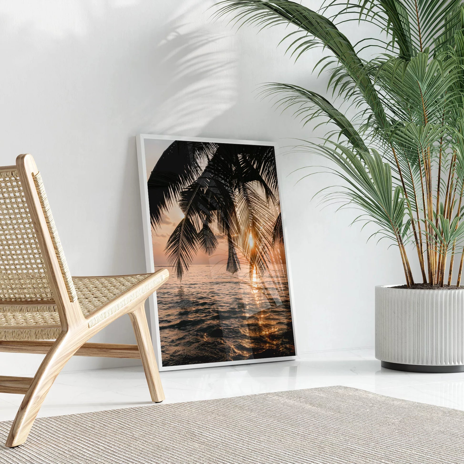 トロピカルなサンセットビーチのヤシの木のシルエット写真、海に沈む夕日の美しい風景