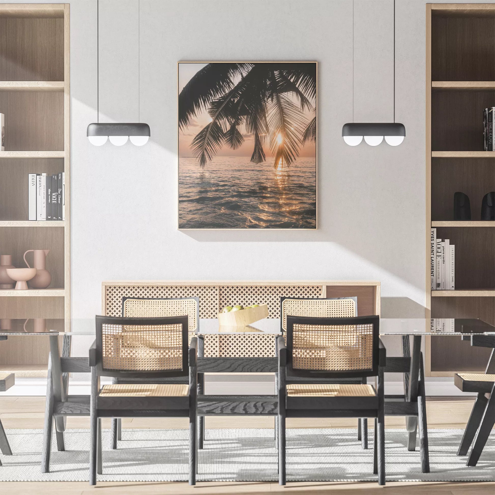 トロピカルなサンセットビーチのヤシの木のシルエット写真、海に沈む夕日の美しい風景