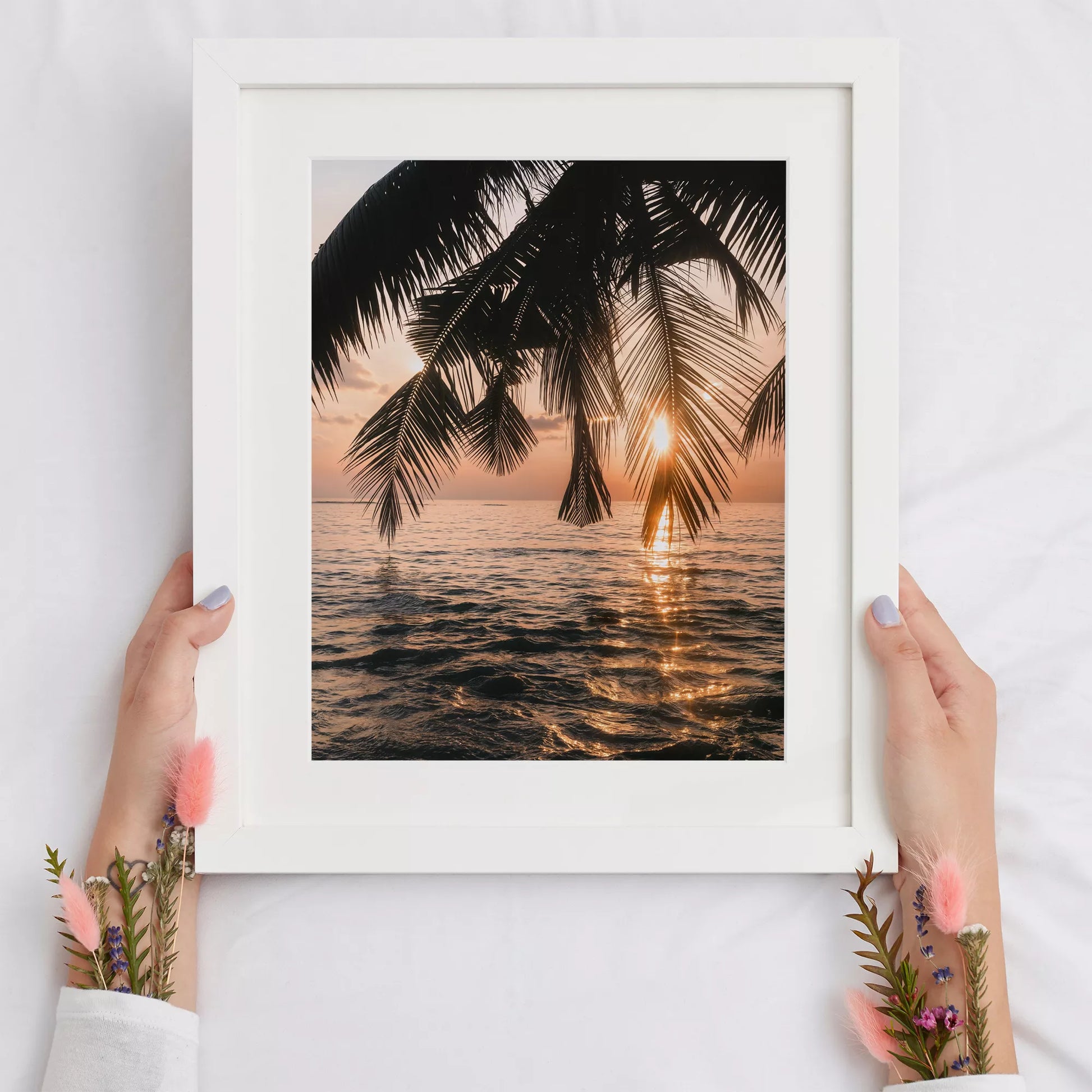 トロピカルなサンセットビーチのヤシの木のシルエット写真、海に沈む夕日の美しい風景