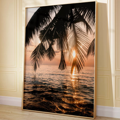 トロピカルなサンセットビーチのヤシの木のシルエット写真、海に沈む夕日の美しい風景