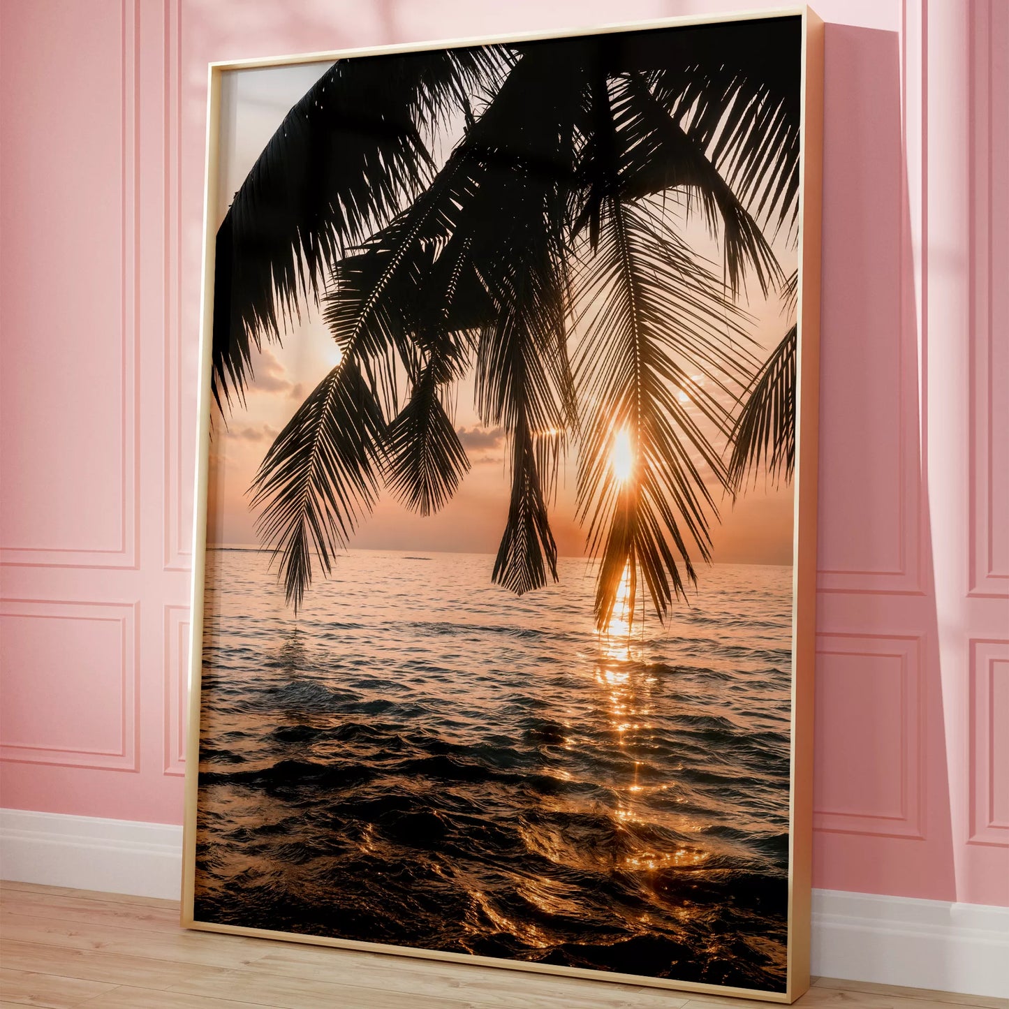 トロピカルなサンセットビーチのヤシの木のシルエット写真、海に沈む夕日の美しい風景