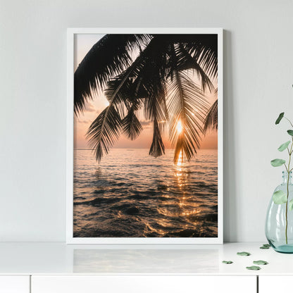 トロピカルなサンセットビーチのヤシの木のシルエット写真、海に沈む夕日の美しい風景