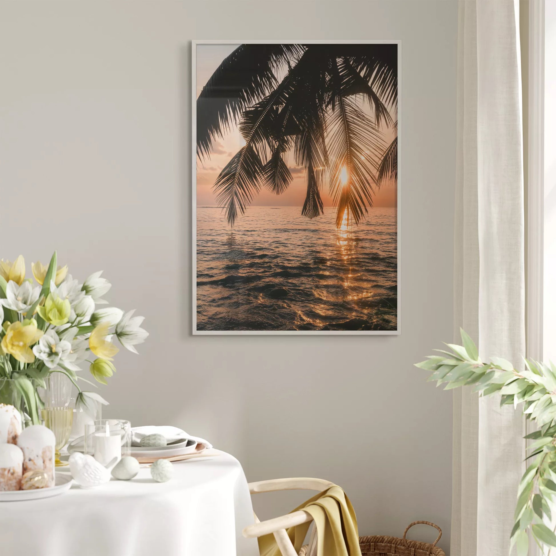 トロピカルなサンセットビーチのヤシの木のシルエット写真、海に沈む夕日の美しい風景