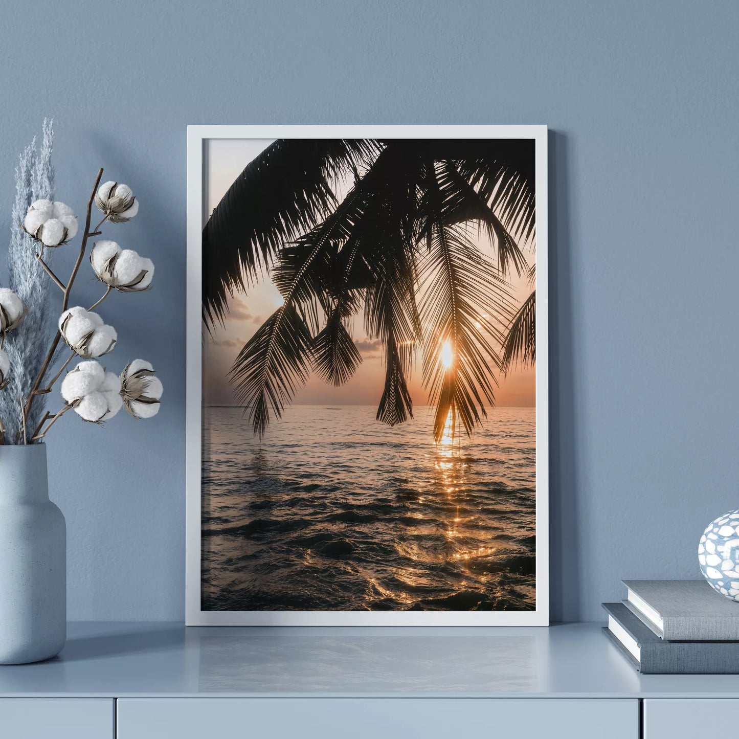 トロピカルなサンセットビーチのヤシの木のシルエット写真、海に沈む夕日の美しい風景