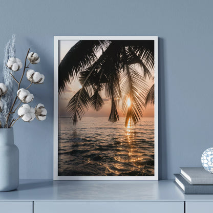 トロピカルなサンセットビーチのヤシの木のシルエット写真、海に沈む夕日の美しい風景