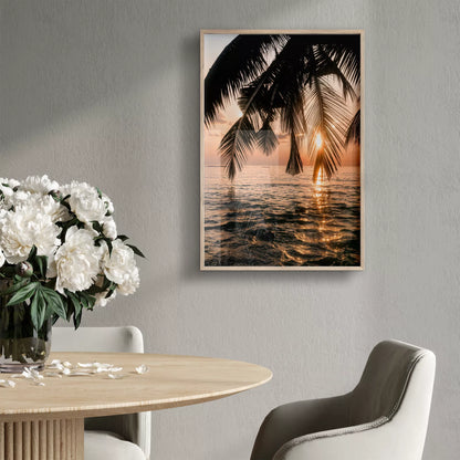 トロピカルなサンセットビーチのヤシの木のシルエット写真、海に沈む夕日の美しい風景