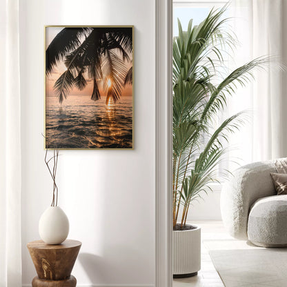 トロピカルなサンセットビーチのヤシの木のシルエット写真、海に沈む夕日の美しい風景