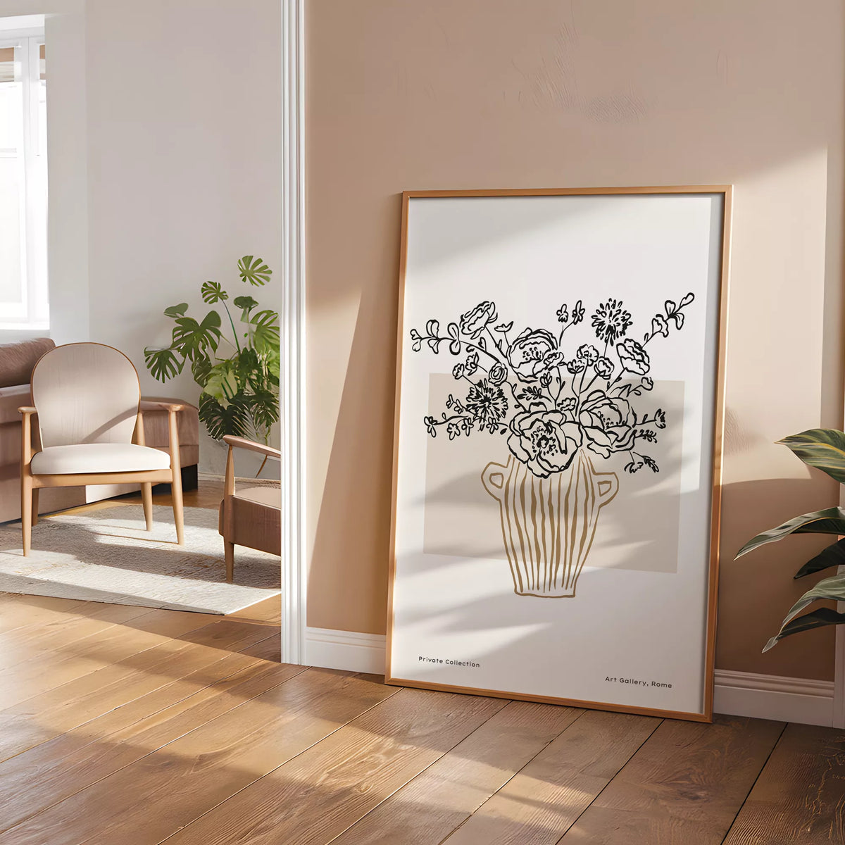 ベージュの花と花瓶のラインアートポスターを、チェアと植物のある暖かな色調の部屋に立て掛けたイメージ