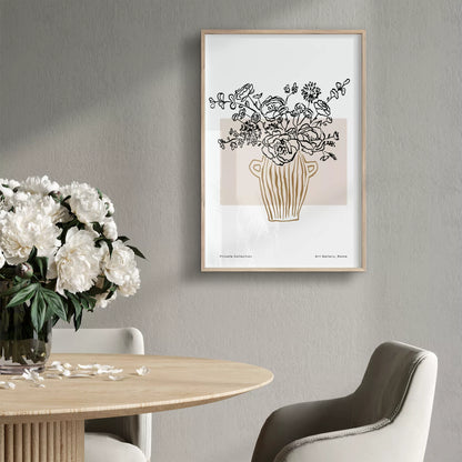 ベージュの花瓶と花のラインアートポスターを、丸いダイニングテーブルと花のあるグレーの壁に飾ったイメージ