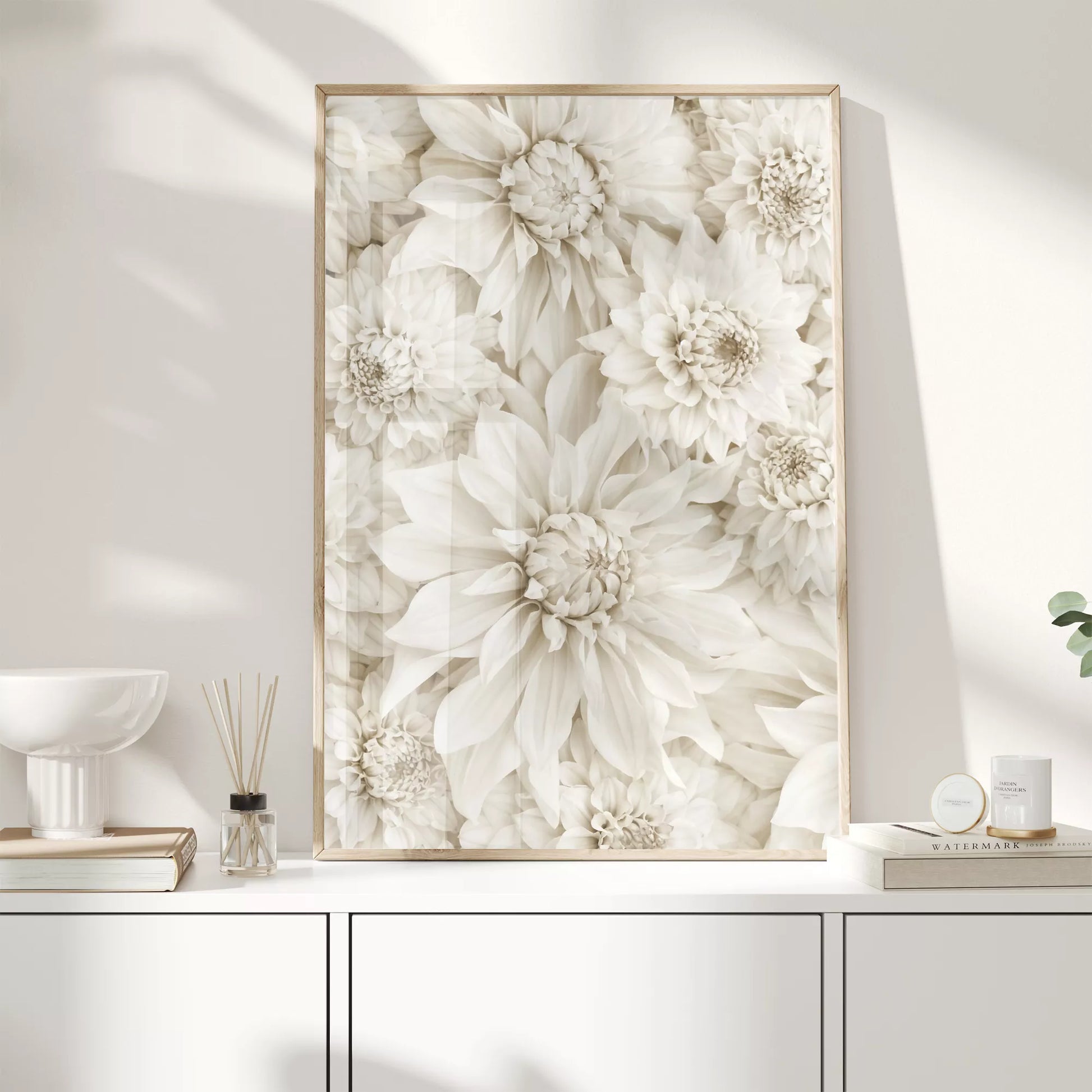 純白のダリアの花々が織りなす優雅なボタニカルアート