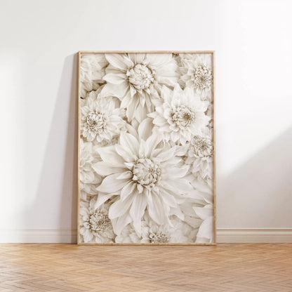 純白のダリアの花々が織りなす優雅なボタニカルアート