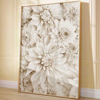 純白のダリアの花々が織りなす優雅なボタニカルアート