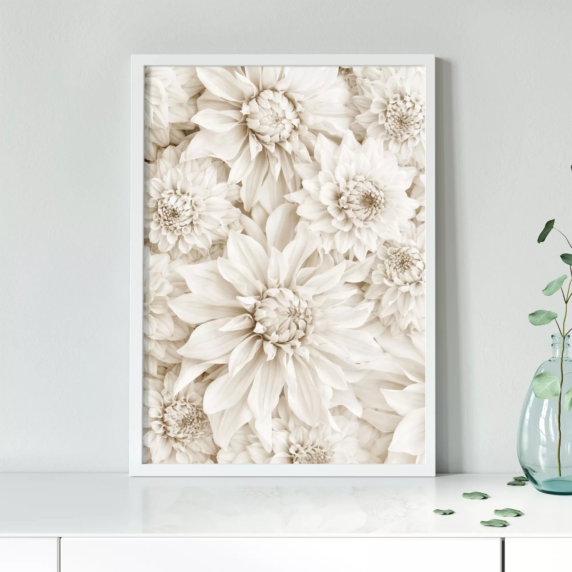 純白のダリアの花々が織りなす優雅なボタニカルアート