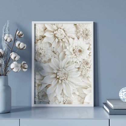 純白のダリアの花々が織りなす優雅なボタニカルアート