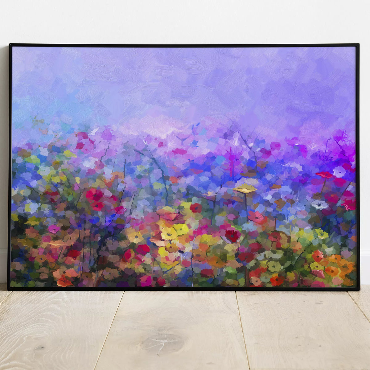 黒いフレームに合わせて立て掛けた、パープルとピンクの花畑のポスター